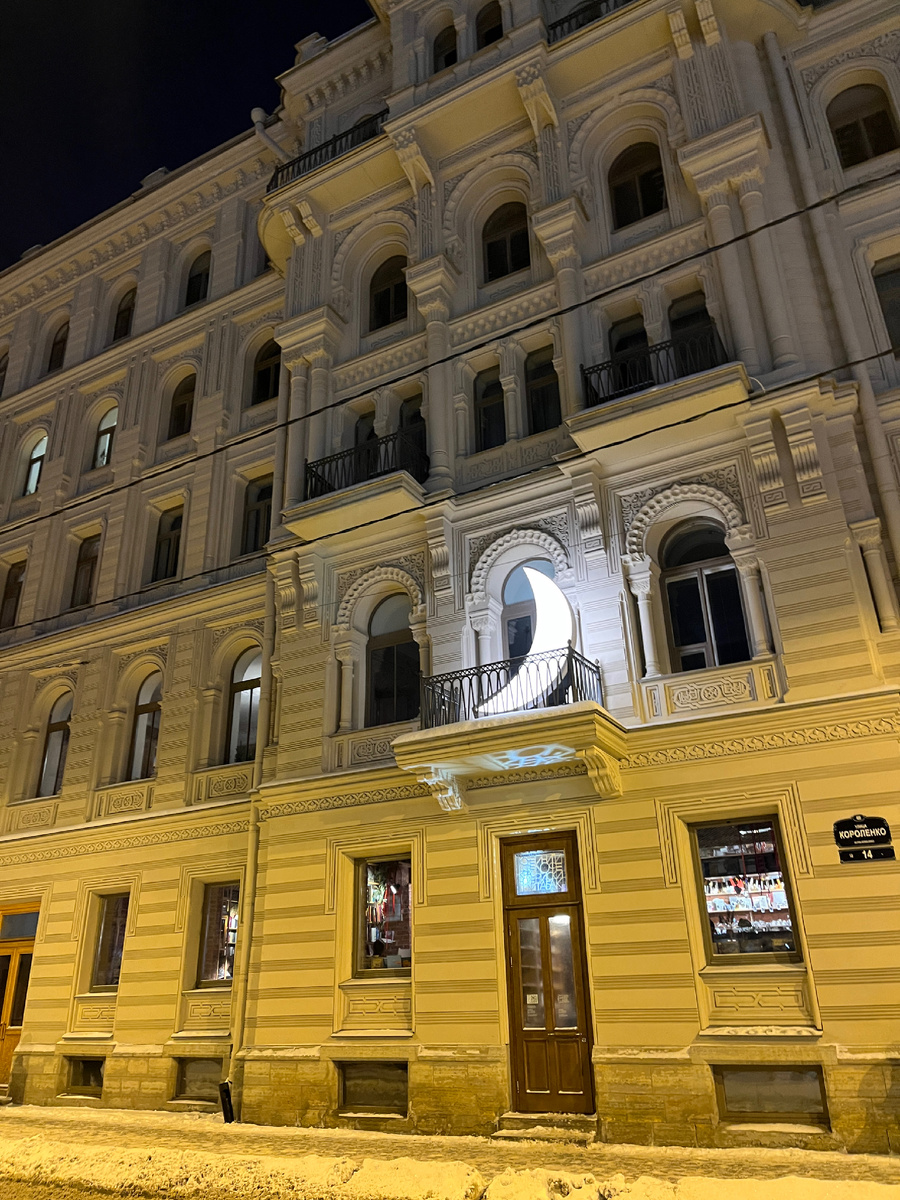 Месяц на балконе музея Бродского