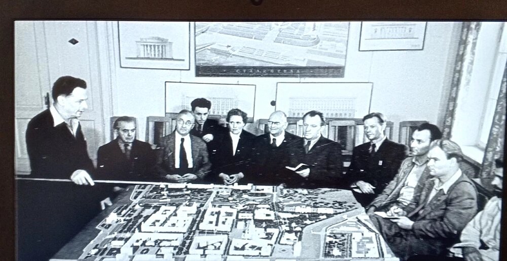    Особое внимание на выставке уделено показу уникальных архивных материалов, которые ранее не были доступны широкой публике. Фото: с выставки «Главный архитектор Сталинграда»