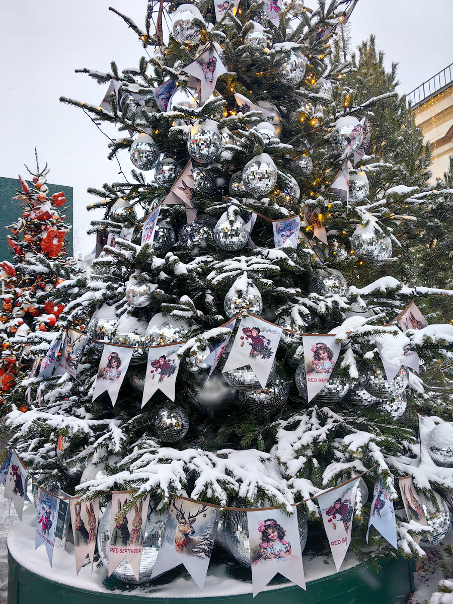 Дизайнерские ёлки на Кузнецком мосту 2026