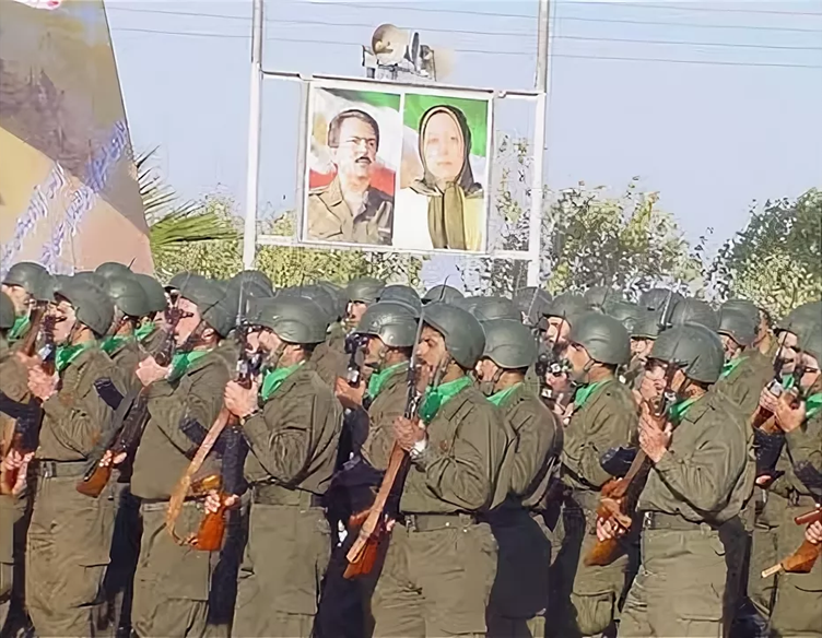 ОМИН была мощной структурой в 1980-х, но с тех пор её влияние сошло на нет (на плакатах – портреты лидеров группировки Масуда и Мирьям Раджави)