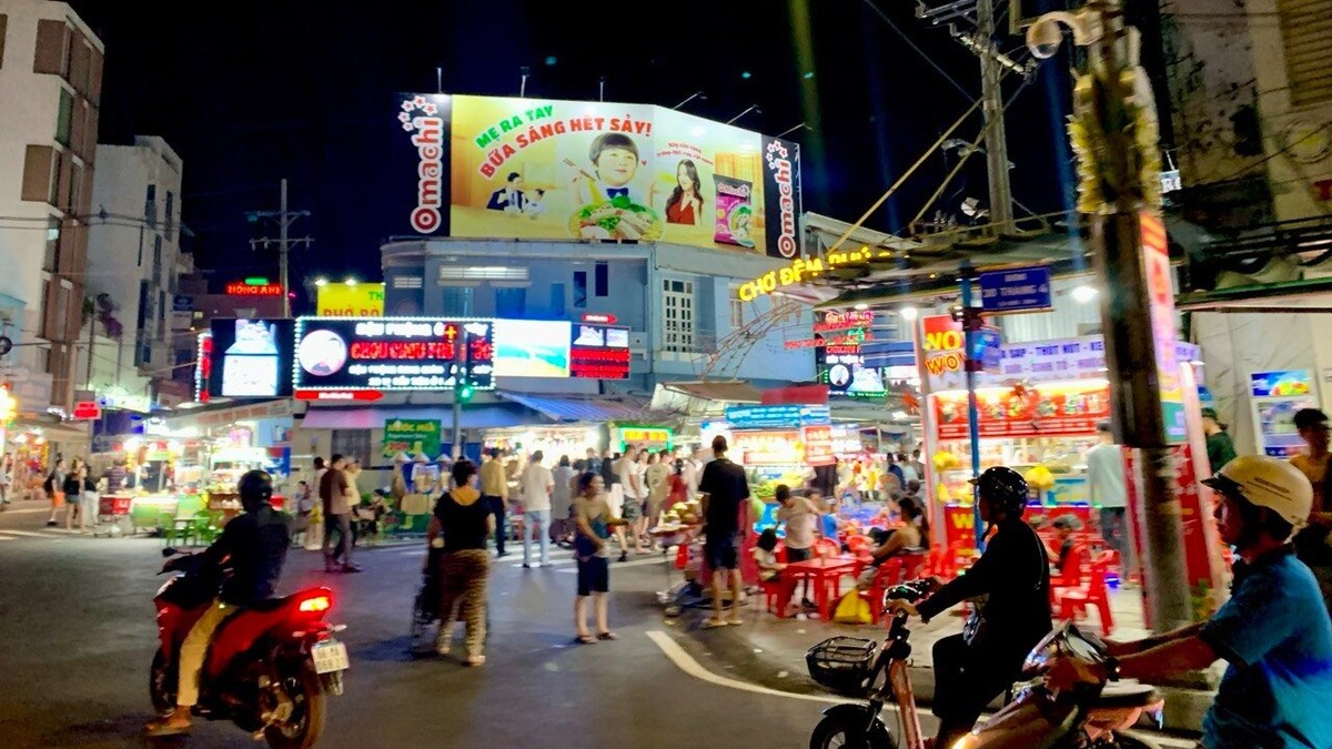 Узнать рынок можно по ярким огням и толпам людей. Фото: Елена Чернышова