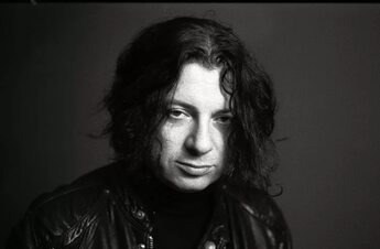 Вадим Рудольфович Самойлов — российский рок-музыкант, вокалист, гитарист, композитор, поэт, звукорежиссёр, мультиинструменталист, саунд-продюсер, основатель рок-группы «Агата Кристи». Старший брат Глеба Самойлова. ru.wikipedia.org*ru.ruwiki.ru