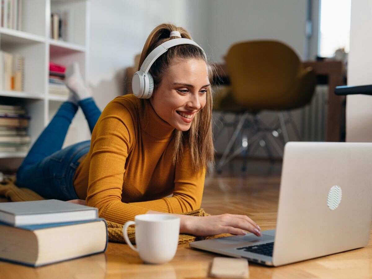    Девушка смотрит видео в наушниках | © iStock.com / Dejan_Dundjerski