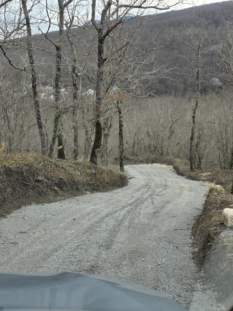 У дороги есть крутые спуски...