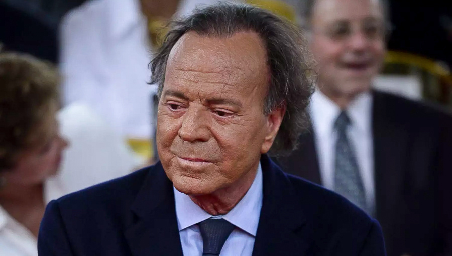 Что же ты, Иглесиас: 82-летнего испанского певца обвинили в домогательствах