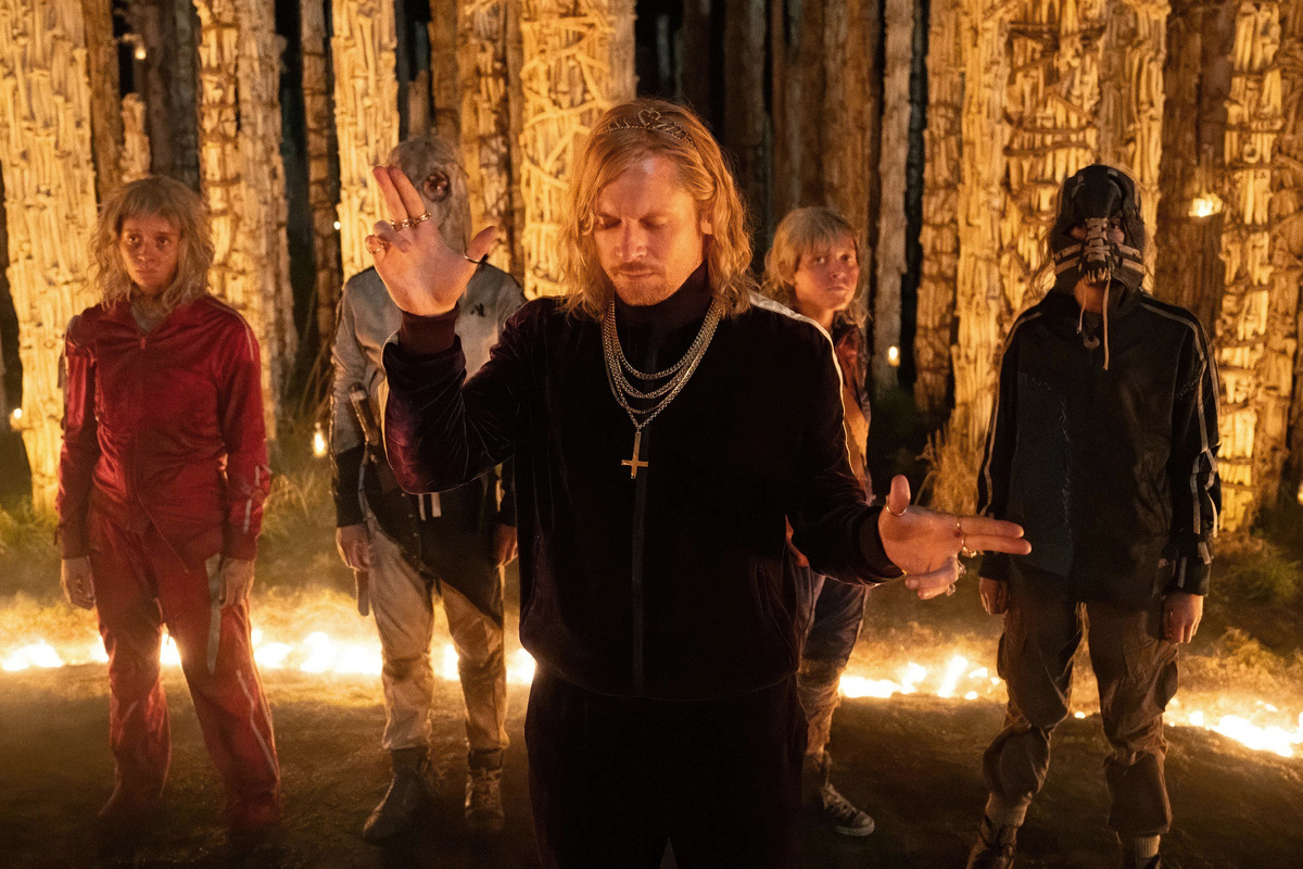    Джек О'Коннелл (в центре) в фильме «28 лет спустя: Часть II. Храм костей» (2026)Columbia Pictures