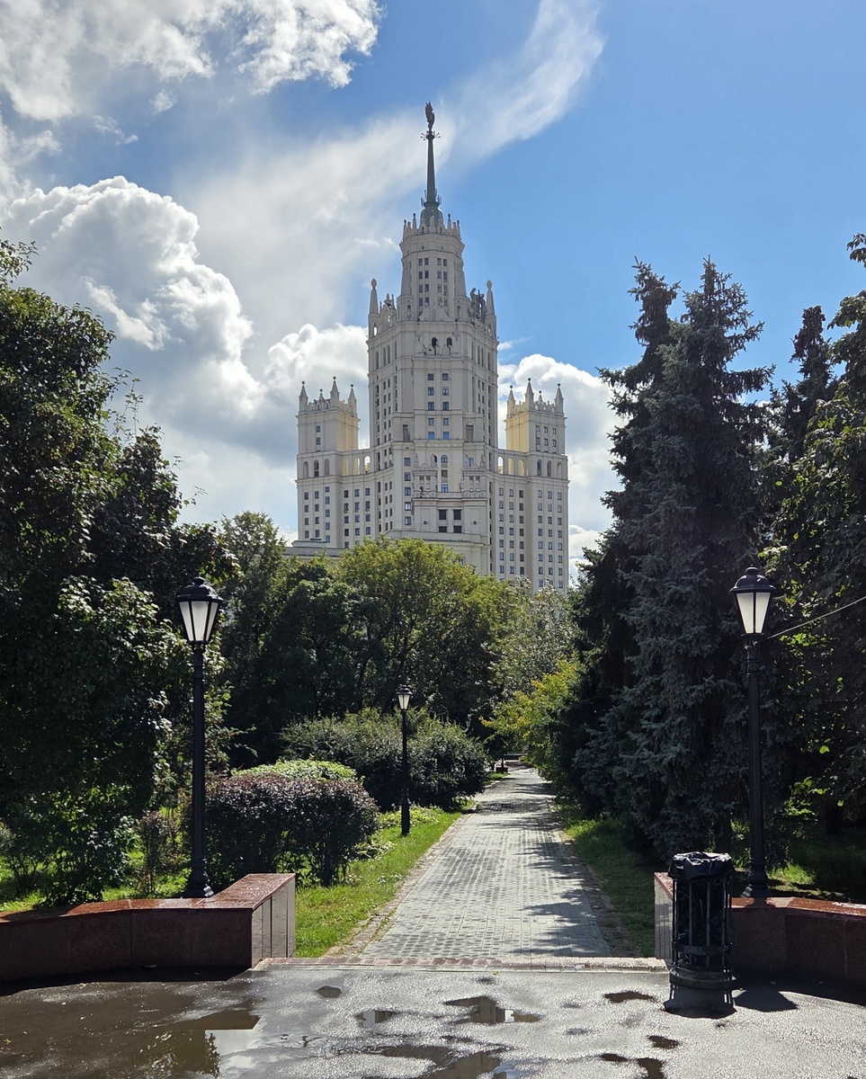 Вид на сталинскую высотку из Устьинского сквера