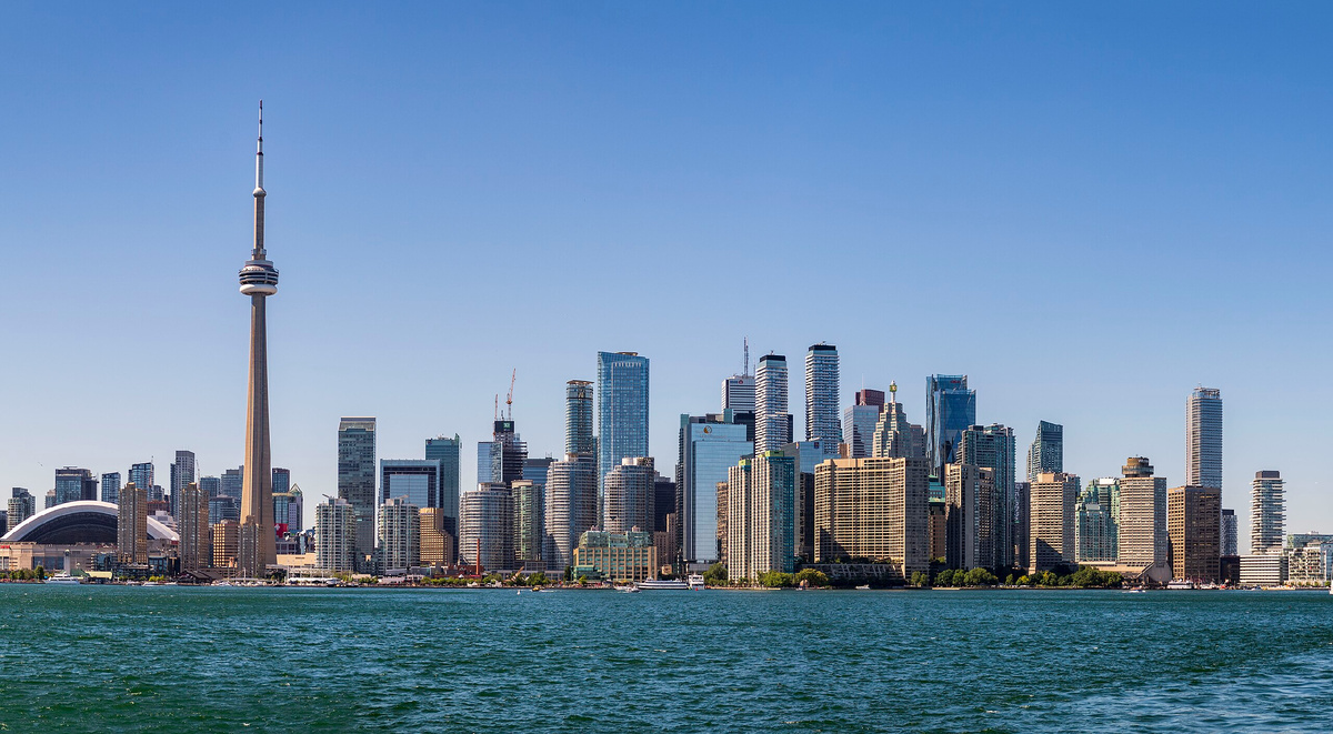 Торонто (крупнейший город Канады, административный центр провинции Онтарио. Население — 2 794 356 чел. (2021); вместе с городами Миссиссога, Брамптон, Маркем и другими образует агломерацию Большой Торонто с населением 6 202 225 жителей