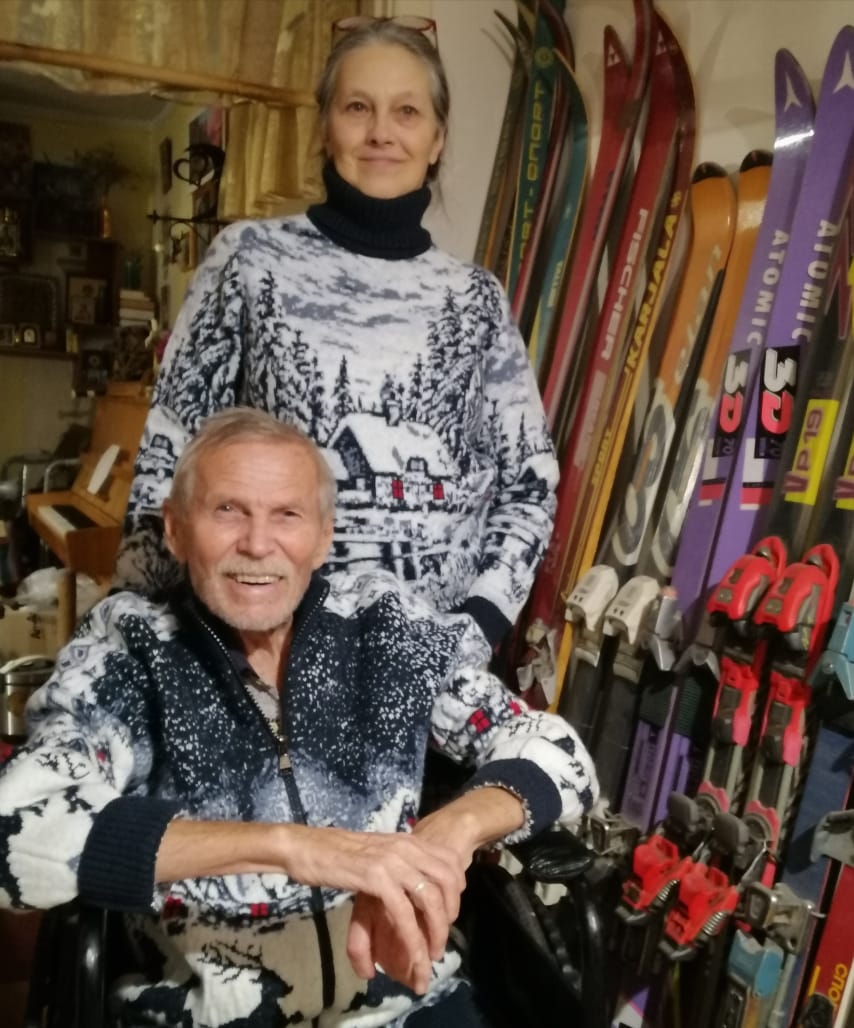 На фото - наша "хатынка" в Херсоне. Согласитесь в южном городе держать 13 пар ыж = это надо быть очень "крутым" экстремалом или просто человеком "нее от мира сего"...