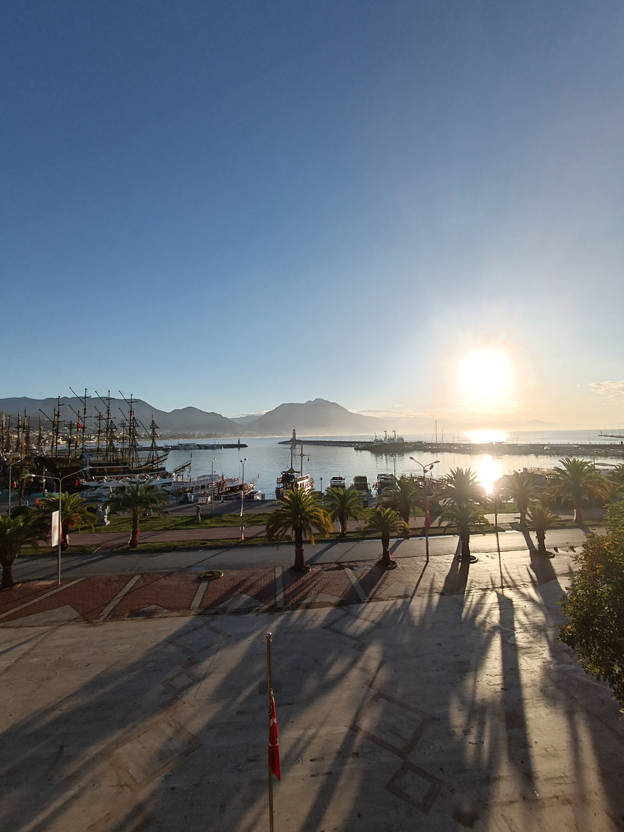 Рассвет в Аланье в январе.