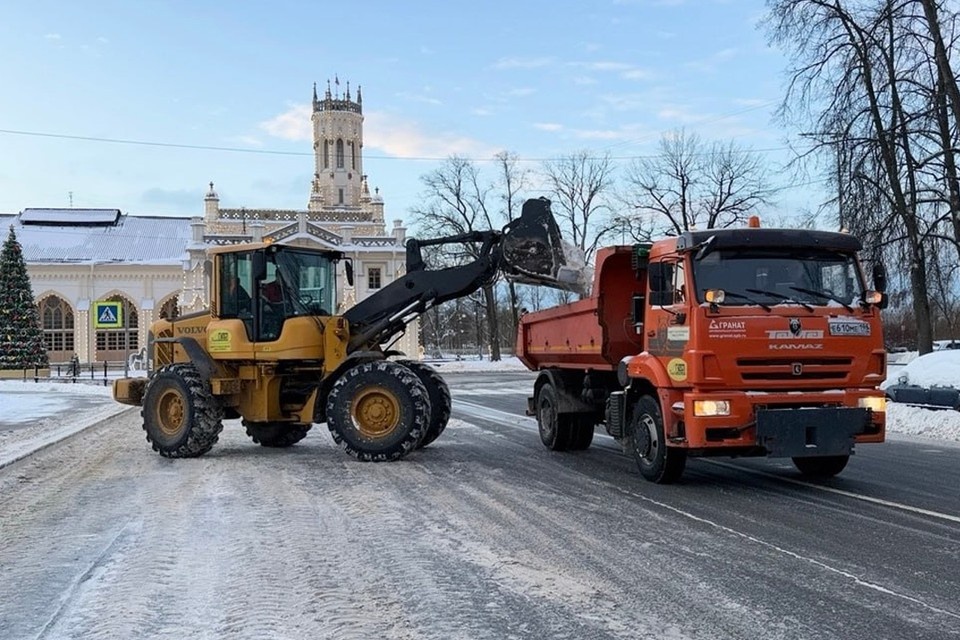    В Петербурге продолжают бороться с последствиями снегопада. Фото: t.me/komkras