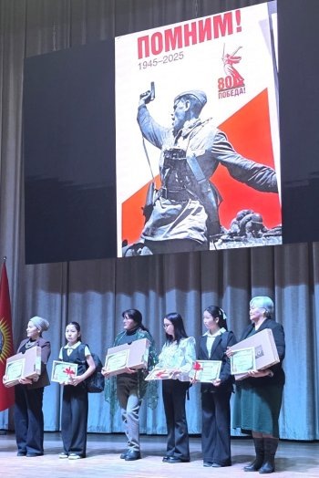    Школьницы из далекой Нарынской области и их педагог стали победителями конкурса сочинений. / Фото: Владимир Снегирев / "РГ"