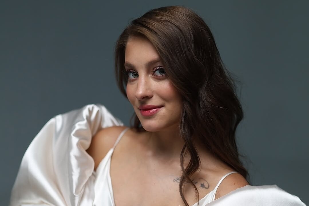     «Тренируемся по ночам»: Алена Косторная рассказала, как совмещает материнство со съемками в шоу «Ледниковый период»