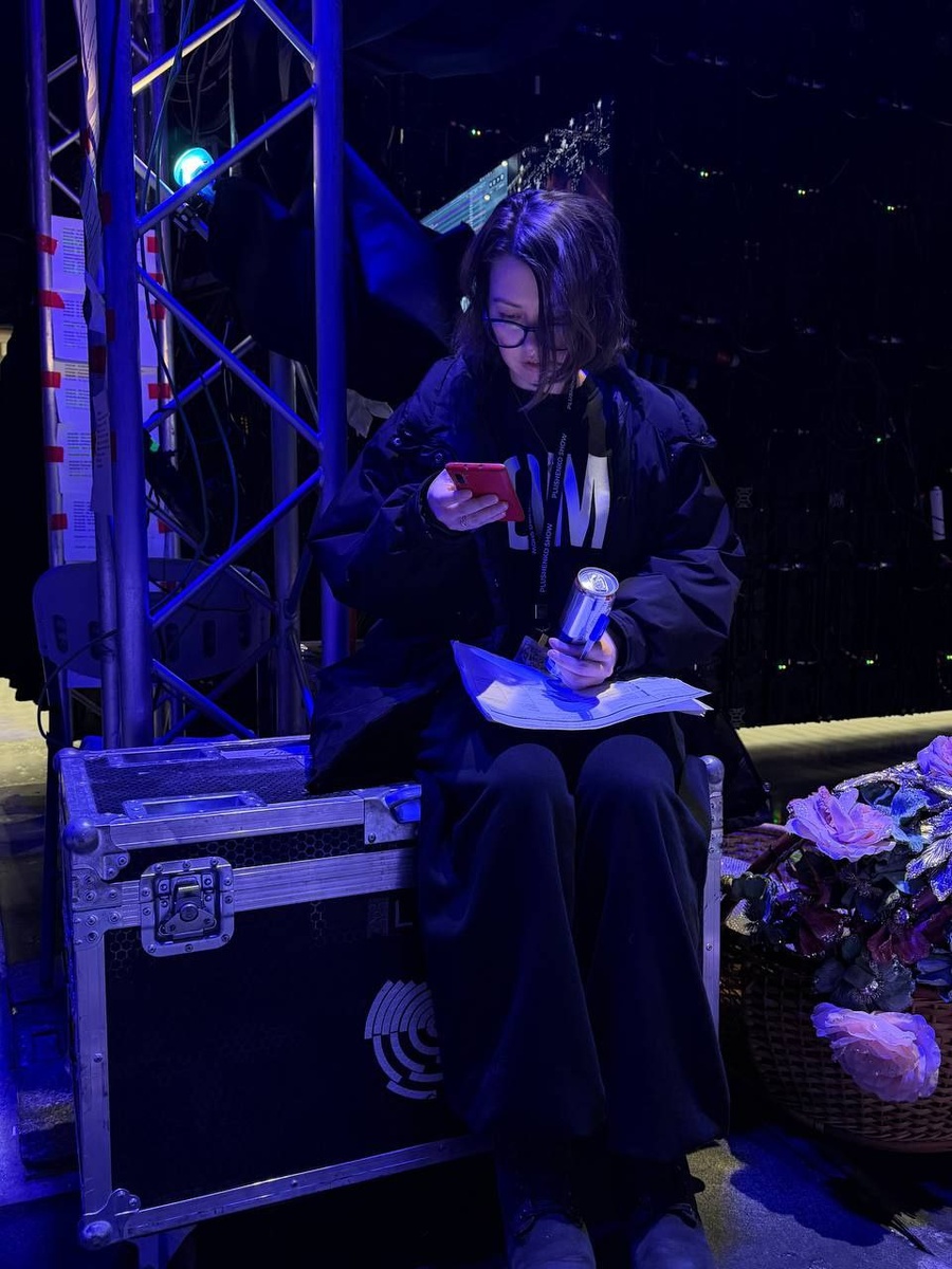 Рабочее место - на кофре, за сценой, с таймингом, секундомером и энергетиком