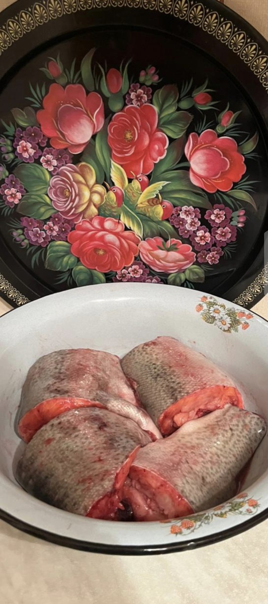 Форель нарезать на куски. Посыпать солью, сахаром, сбрызнуть крепким напитком. Фото автора.