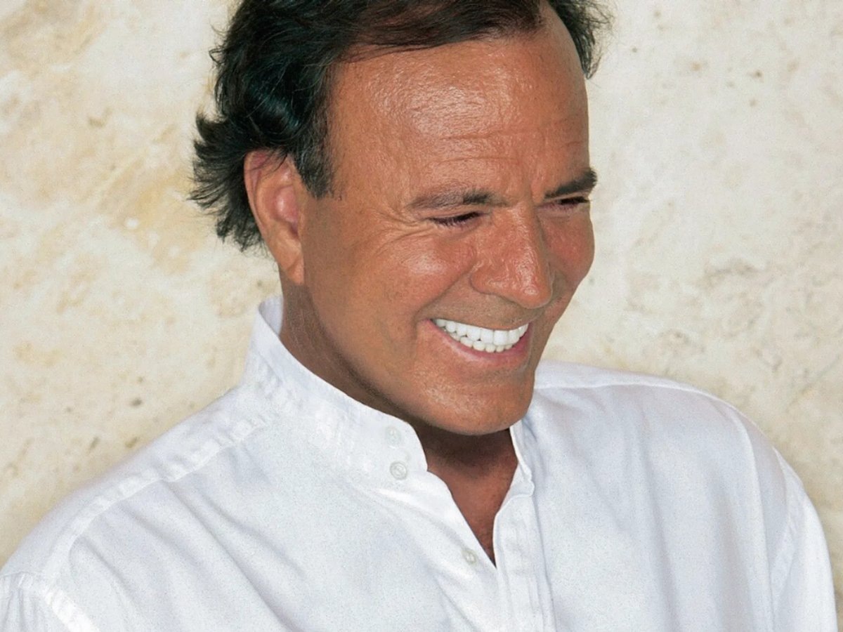     Хулио Иглесиасу, который попал в секс-скандал, сейчас 82 года, у него восемь детей