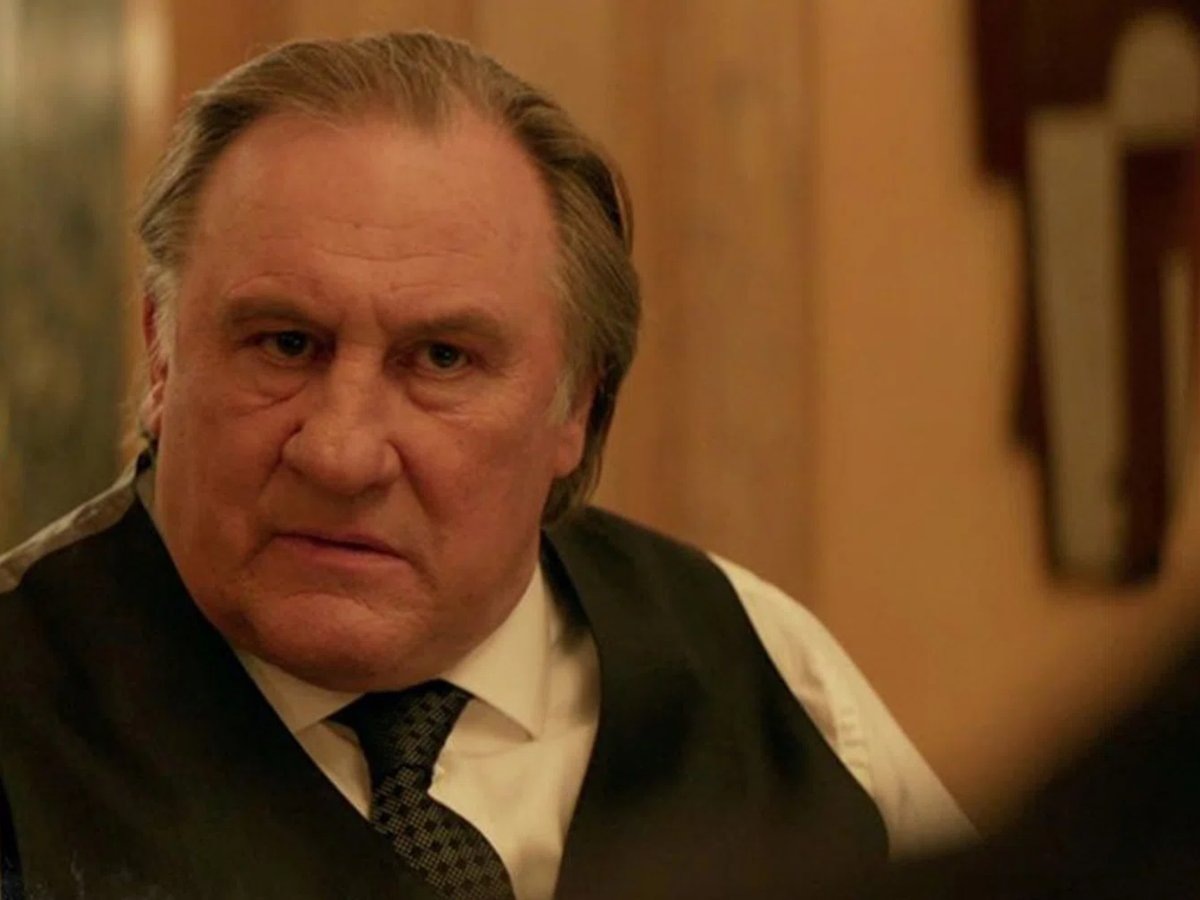    Французскому актеру Депардье 77 лет