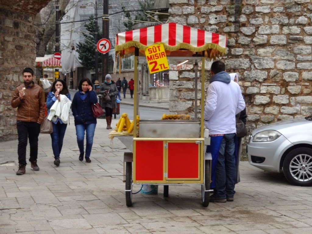 Не экскурсии продают, а вареный кукуруз ))