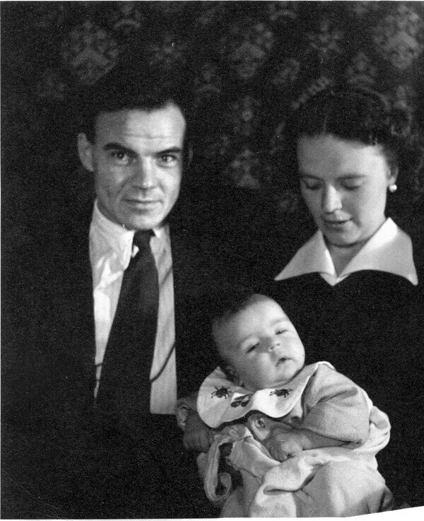 Михаил Глузский с женой и ребёнком.