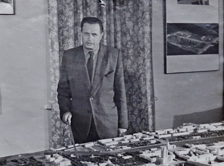 Главный архитектор города стоит у макета застройки Сталинграда, 1958 г. Фото Волгоградского областного краеведческого музея