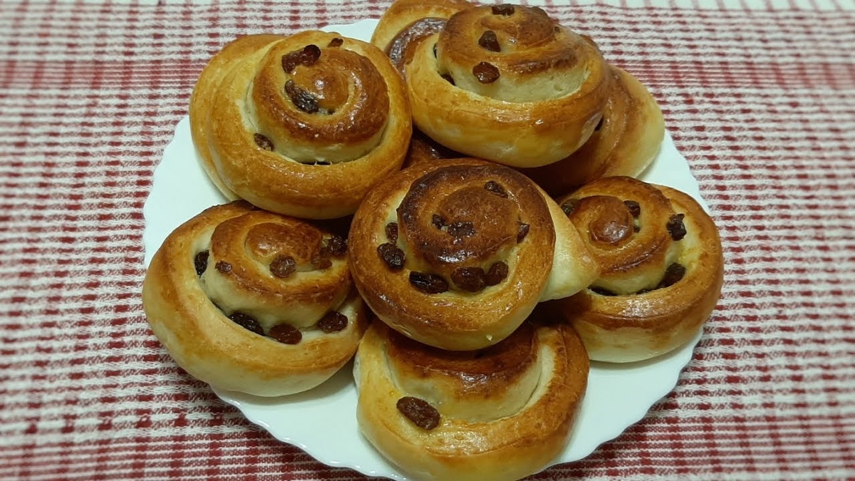 Сладкие булочки с изюмом к чаю