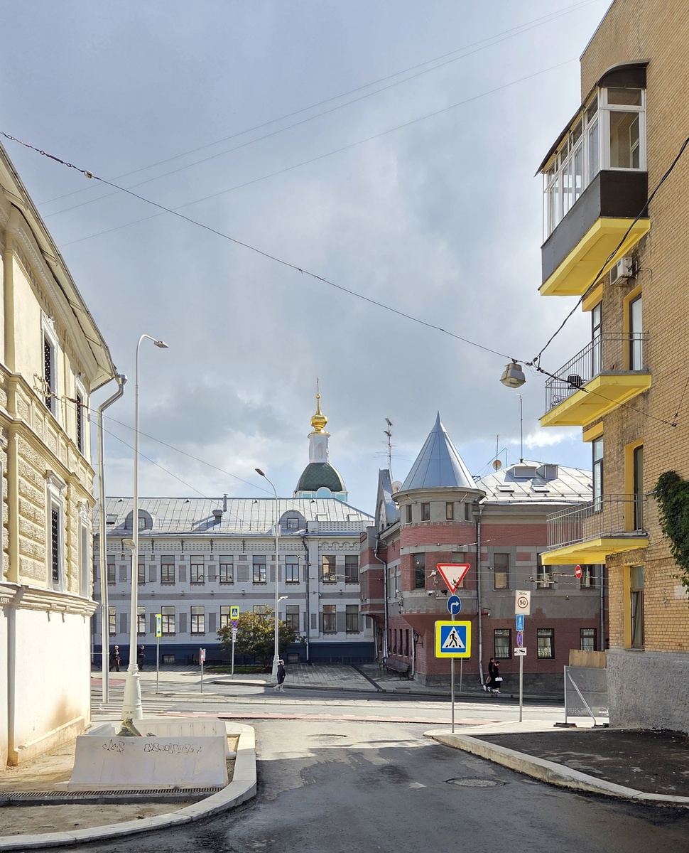 Яузская улица, 1/15с8 - Особняк и доходный дом Филипповых 1906 года, архитектор Александр Красильников, в основе усадьба XVIII века (вид из Петропавловского переулка)