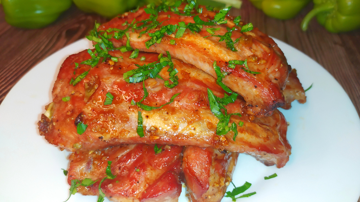 Свиные рёбрышки запечённые в духовке. Фото автора.