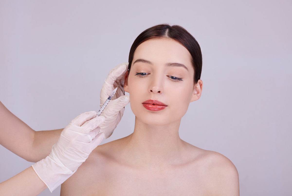 Объём липолитика подбирается строго индивидуально по выраженности жира, плотности тканей и качеству кожи — чаще врач работает поэтапно, чтобы получить безопасный и аккуратный результат.