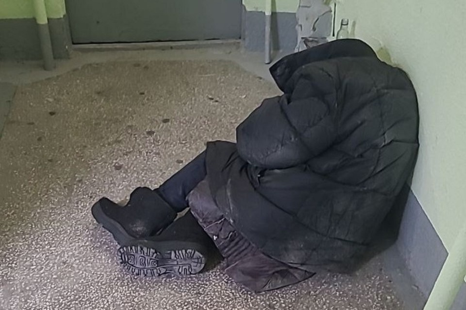    Бездомные мешают собственникам квартир на Пехотинцев, 18. Фото: «КП-Екатеринбург»