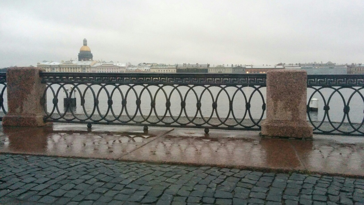 Сырость и промозглость, даже не понятно, что за время года. То ли ранняя осень, то ли поздняя весна. А может быть и лето.