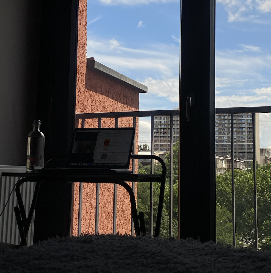 Мы жили в Сабуртало, в доме застройщика М2, всё очень понравилось! Это как раз вид из окна