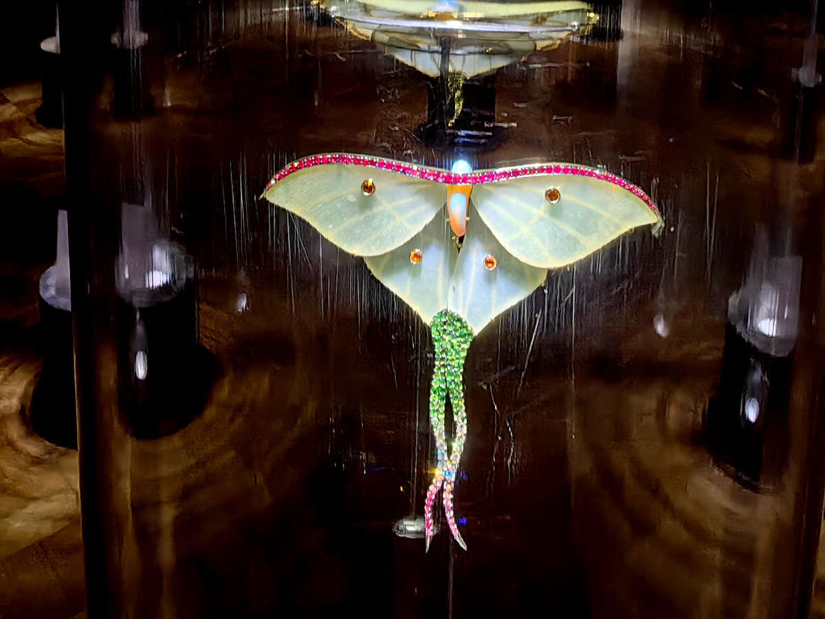 золото, опал, нефрит, рубины, сапфиры, цавориты, бриллианты, горячая ювелирная эмаль