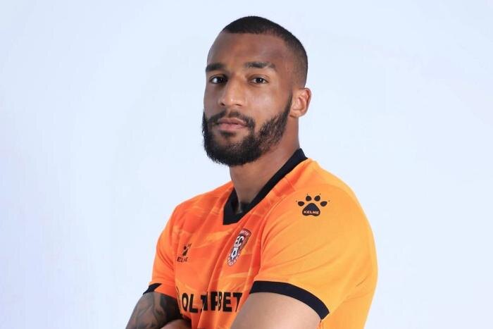 Обложка © Instagram (признан экстремистской организацией и запрещён на территории Российской Федерации) / lionel__adams