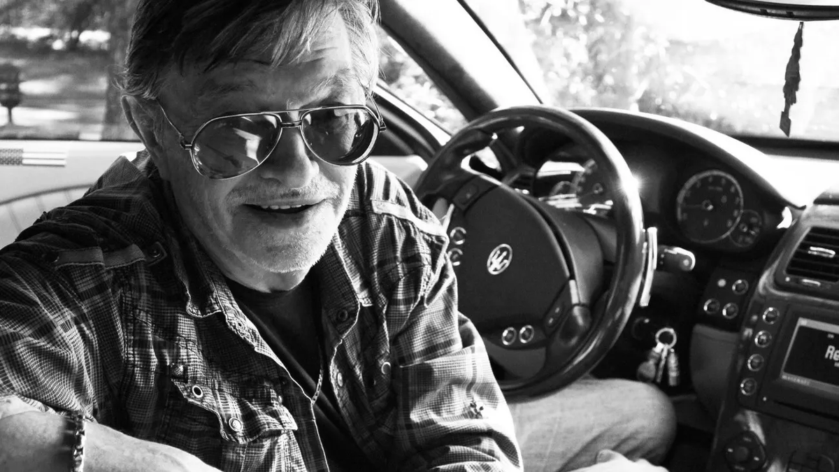 Юрий Чернавский, видимо уже не здесь. Наши композиторы на таких машинах не ездят.....