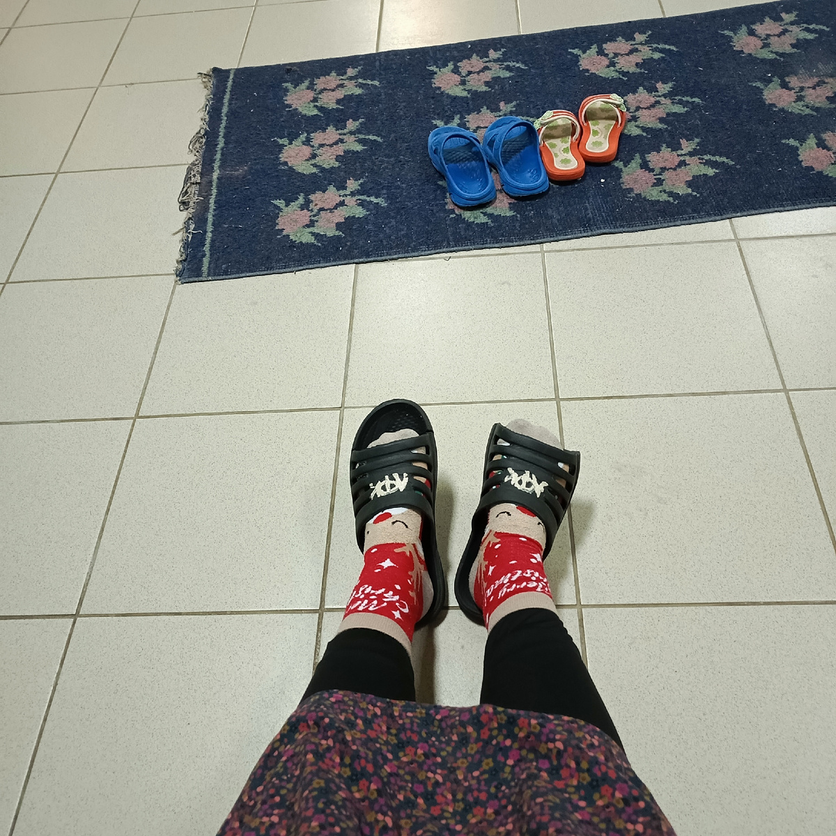 Небольшой прикол. В этих тапочках как будто суть отечественного здравоохранения.