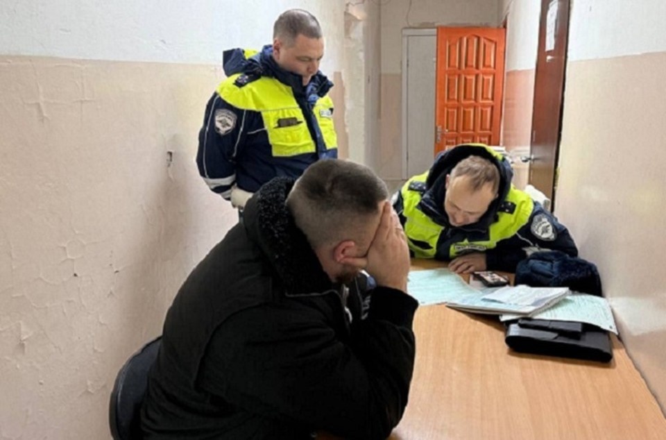    Молодые люди не спешили устранять нарушения. Фото: Госавтоинспекция Екатеринбурга