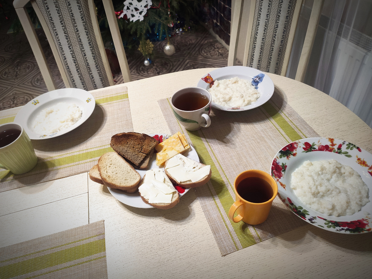 Завтрак: молочная рисовая каша и чай с бутербродами.
