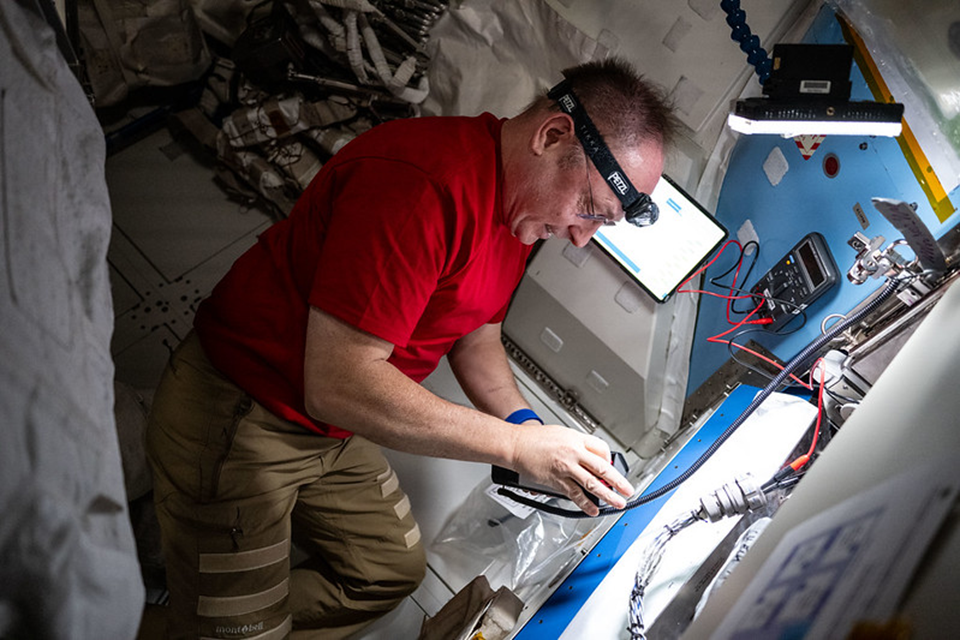 Майкл Финк работает с бортовой аппаратурой. Фото: nasa.blog.com