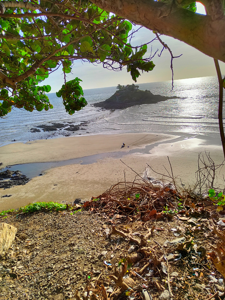Рукой подать. Но в паре метров крутой и высокий обрыв скалы.