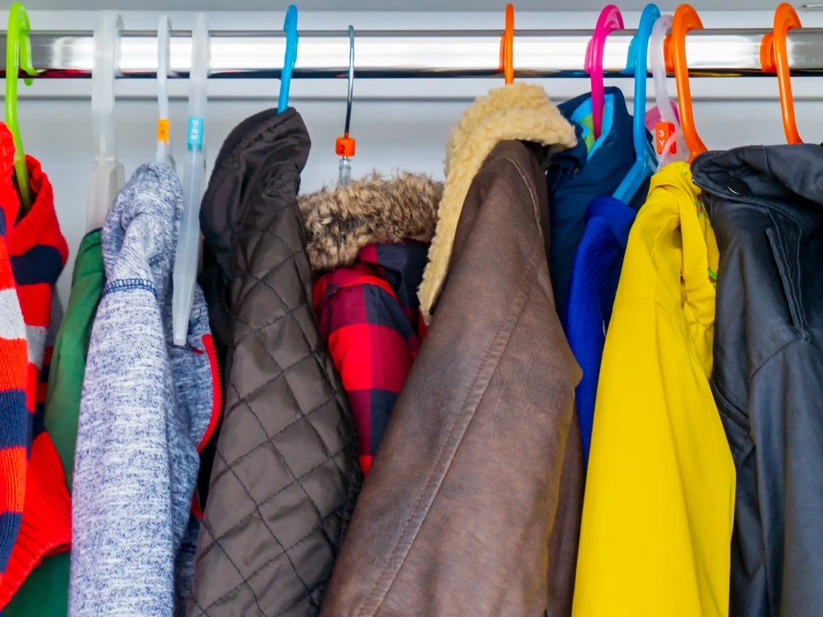    Синтетические ткани чаще дают «прилипание» и искры, а слои увеличивают трение, то есть усиливают трибоэлектрический эффект. Источник изображения: businessinsider.com