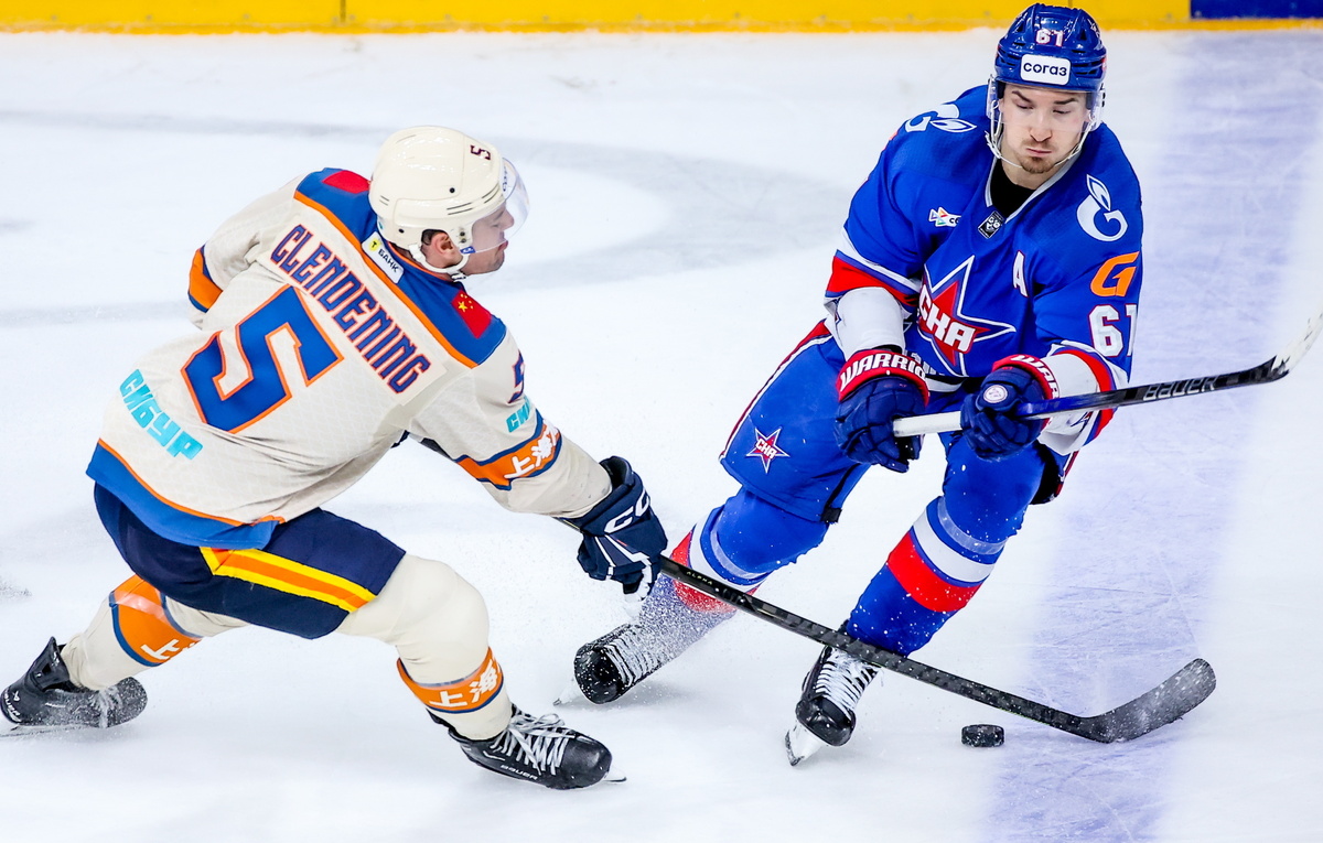    Защитник "Шанхая" Адам Кленденинг и нападающий СКА Марат Хайруллин  Петр Ковалев/ТАСС