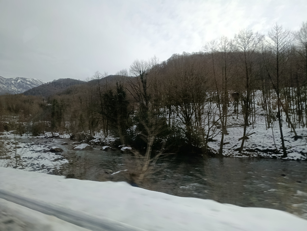 Ещё немного заснеженной реки