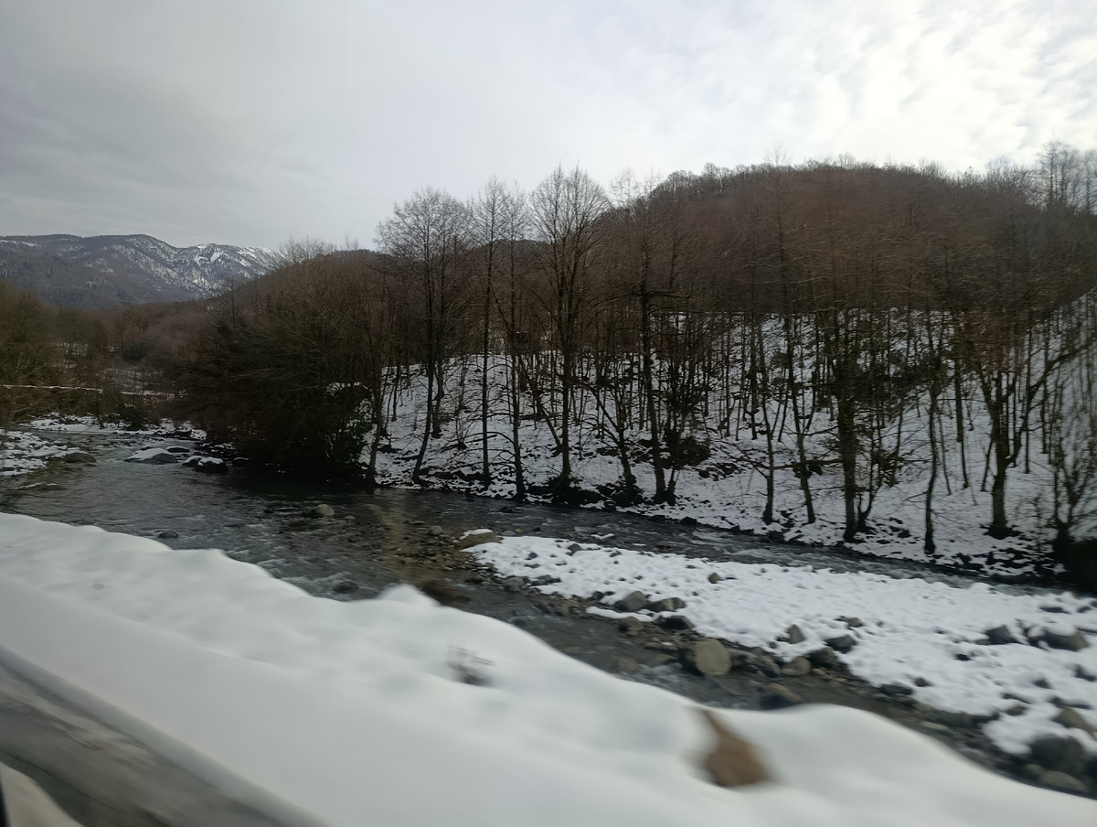 Заснеженные берега реки. Кажется, это ещё Аалдзга. Или уже её приток Мызикуара.