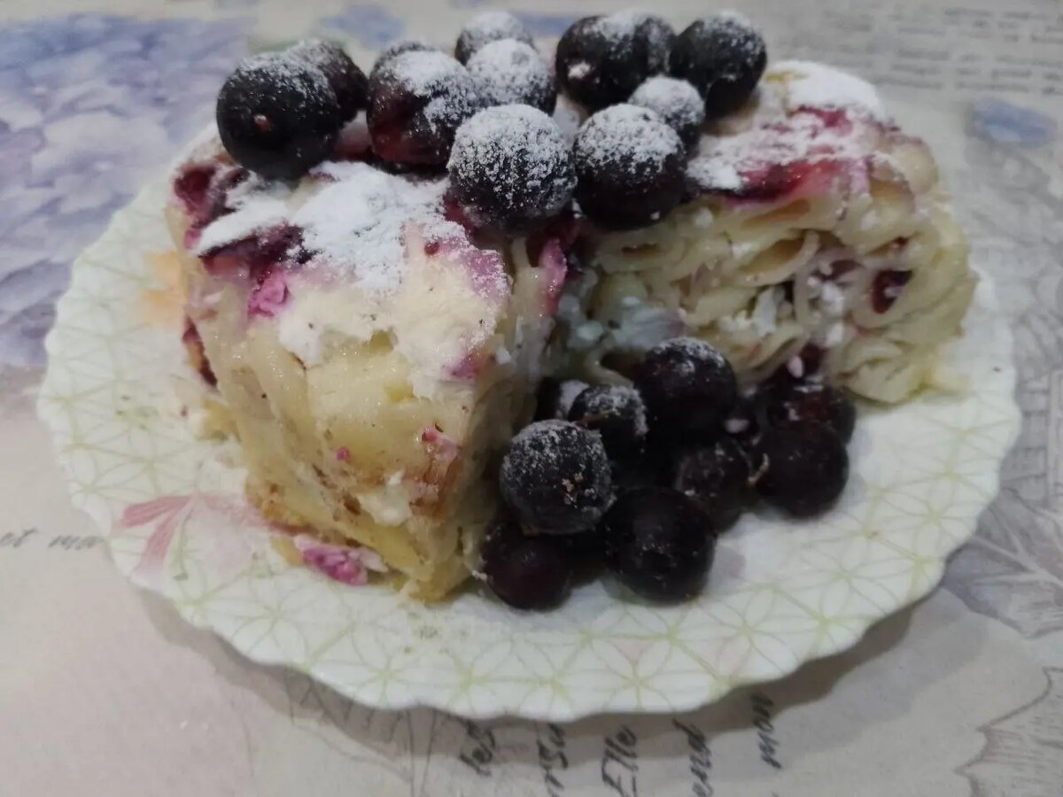 Запеканка из макарон, творога, изюма и ягод