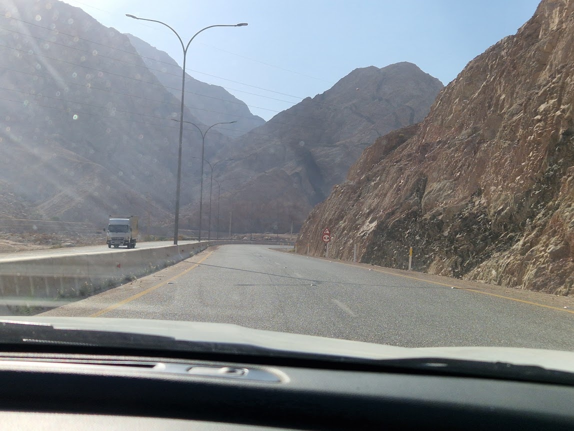 Временами шоссе ведет по ущельям.