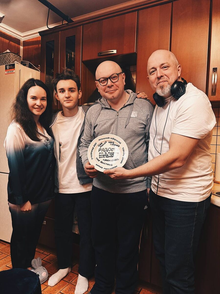 Фото со съёмок короткого метра "Радость". В ролях: Илья Хвостиков, Савелий Зуев, Инна Бардина. Режиссёр Владимир Кисаров. Москва 2025