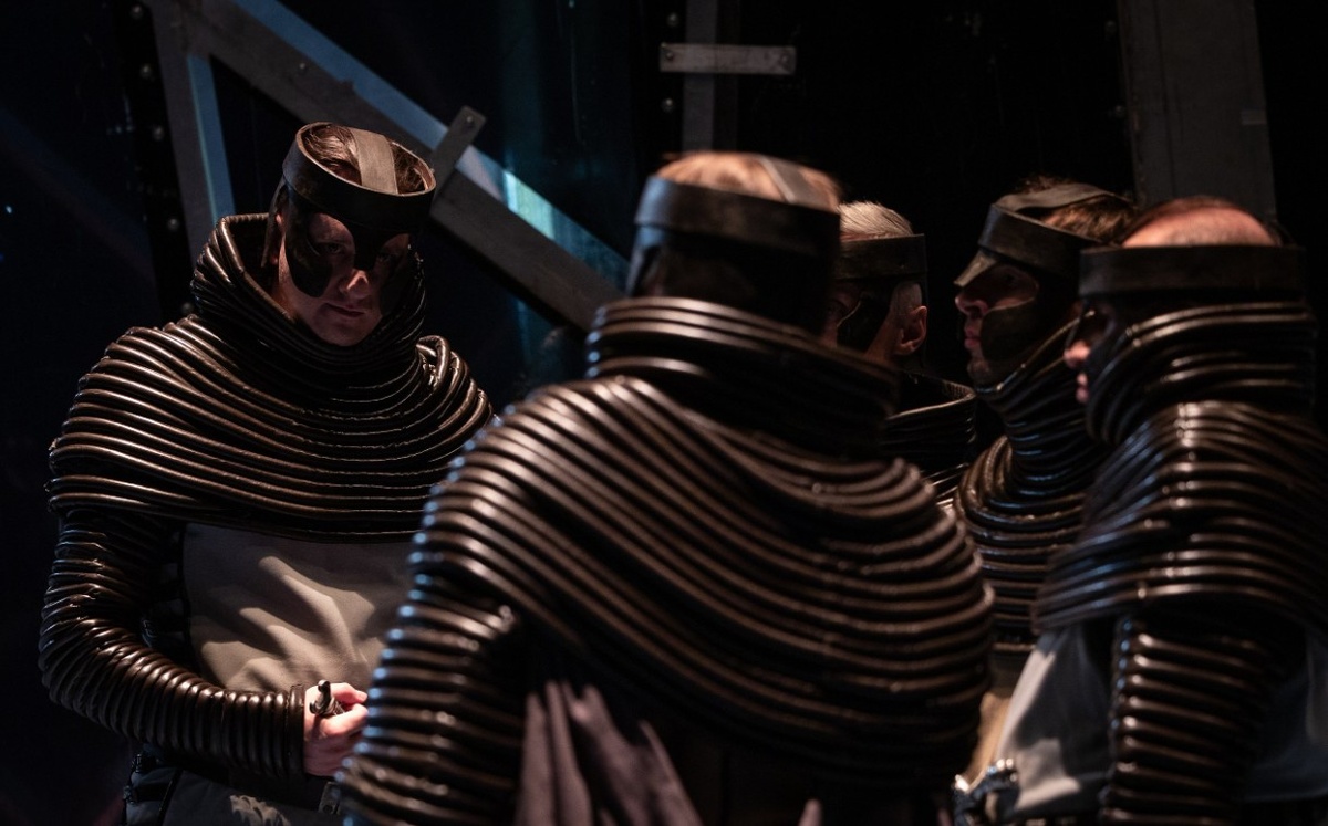 Костюмы воинов из спектакля «Трубадур» в «Новой Опере» имени Е.В.Колобова. Фото Даниила Кочеткова. Кадр взяла в социальных сетях