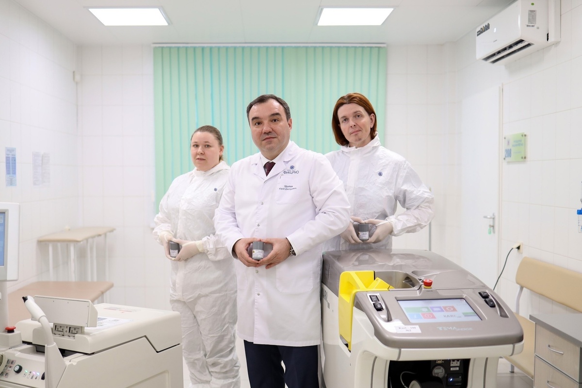     Сотрудники ФНКЦРиО ФМБА России с препаратом «Ракурс, 223Ra» / Федеральное медико-биологическое агентство России