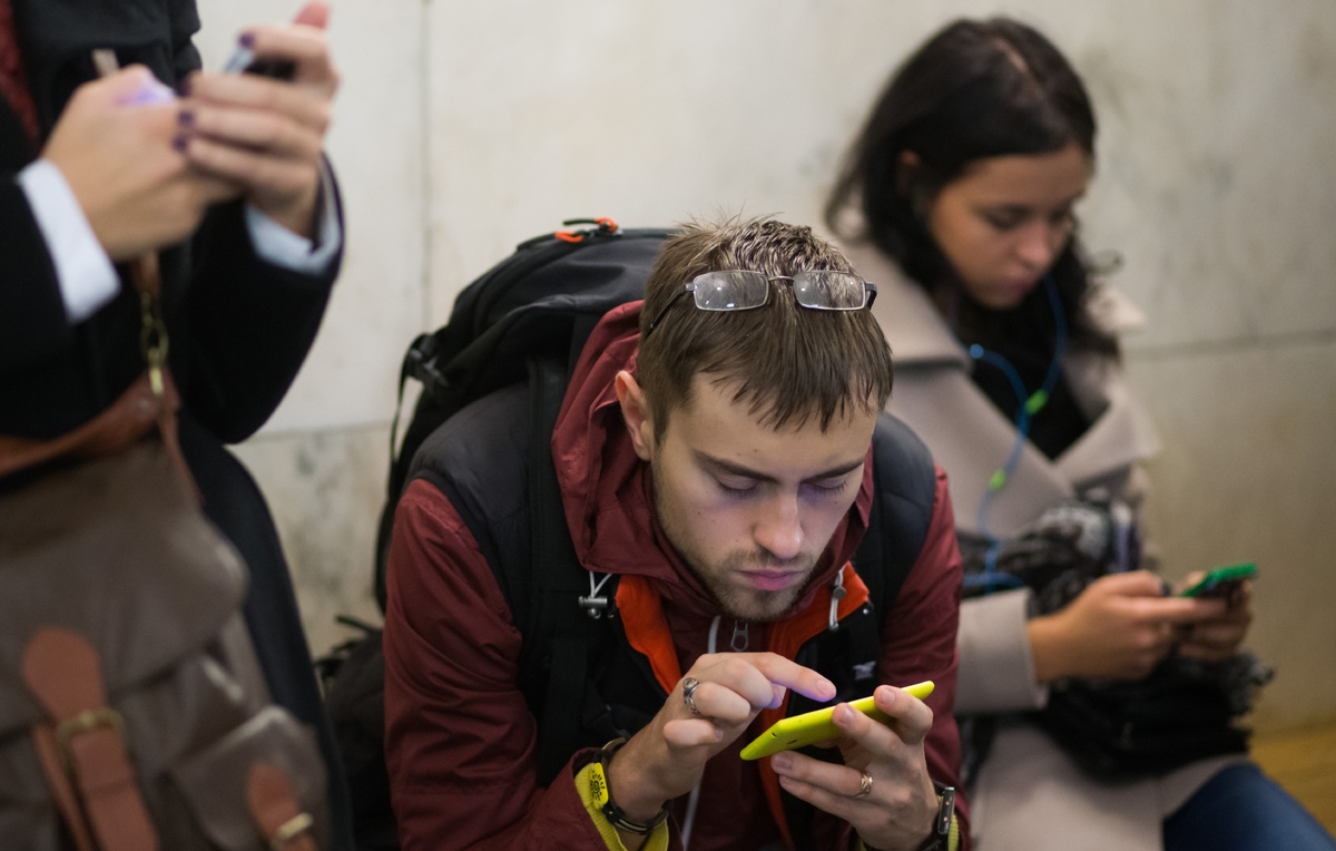    Пассажиры со смартфонами в метро  ИТАР-ТАСС/ Михаил Почуев