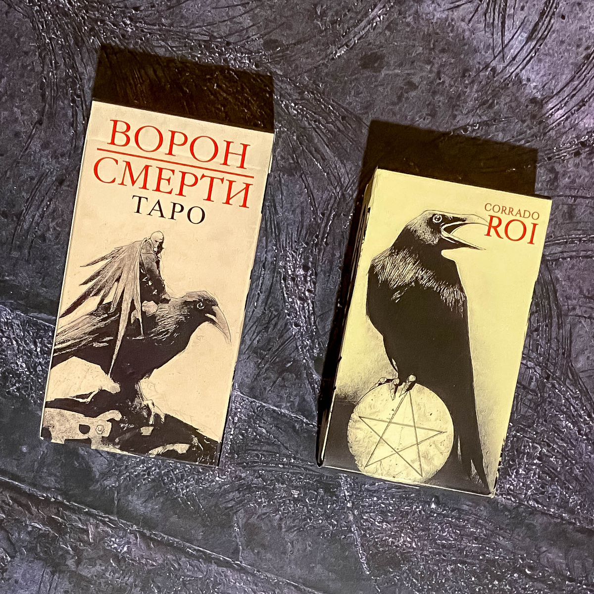 Murder of Crows Tarot: дизайн коробки, лицевая и задняя стороны. Слева - русскоязычное издание, справа - англоязычное пиратское (фото моё)